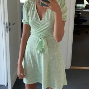 Säljer en superfin grönblommig klänning från Gina tricot! Den passar en xs 💗 