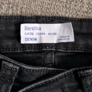 Svarta utsvängda jeans byxor - Svarta utsvängda jeans byxor från BERSHKA.  STRL 36 Haft dem i 6 månader, använt ett par gånger. De är försmå för mig. 