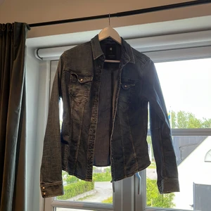 Super fin jeans jacka Str. S - En nästan helt oanvänd jeans jacka, 