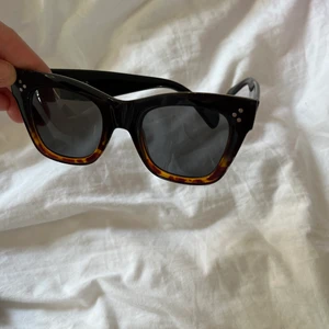 Solglasögon - Solglasögon från Na-kd 