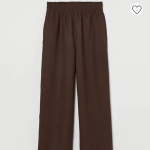 Bruna linnebyxor  - Bruna linnebyxor från HM som är slutsålda på hemsidan, säljer då dem inte kommer till användning. Finns fler bilder, frakt tillkommer