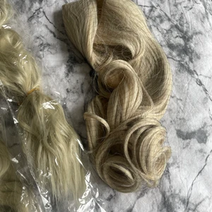 Hår  - Har två st av klipps och en med tofs båda oanvända då ja beställt fel 50cm 