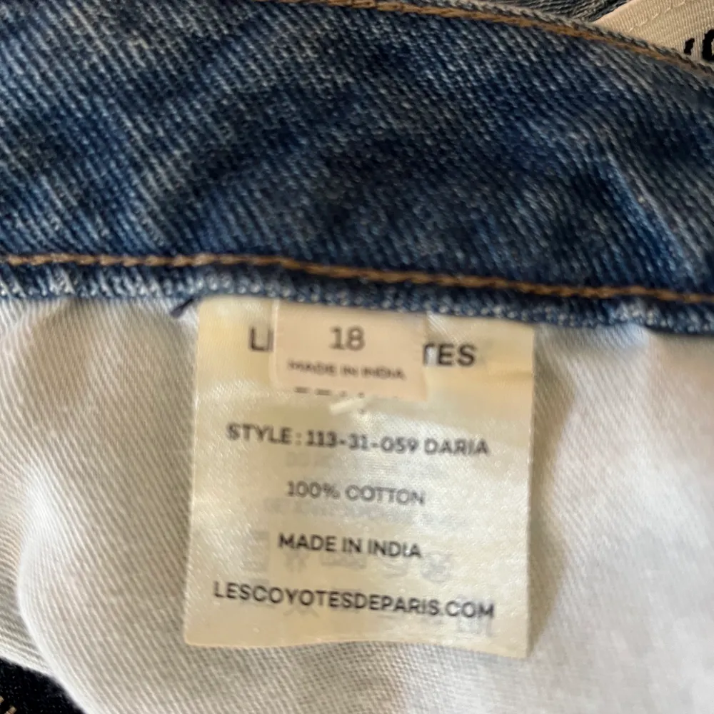 Säljer dessa, nästan helt oanvända Les Coyotes De Paris Jeans. Jeansens angivna storlek är 18 år vilket ungefär motsvarar en 36/38!. Jeans & Byxor.