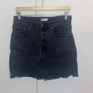 Jeanskjol i storlek 40 - Svart jeanskjol från Gina tricot. Storlek 40