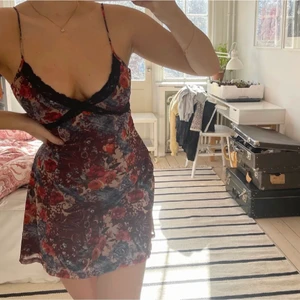 Utan outfitters klänning  - Jättesöt klänning från Urban outfitters. Endast använd några fåtal gånger. Sitter jättefint på och as skön. Den är lite kortare men inte för kort så att det blir jobbigt. Köpt för ungefär 600