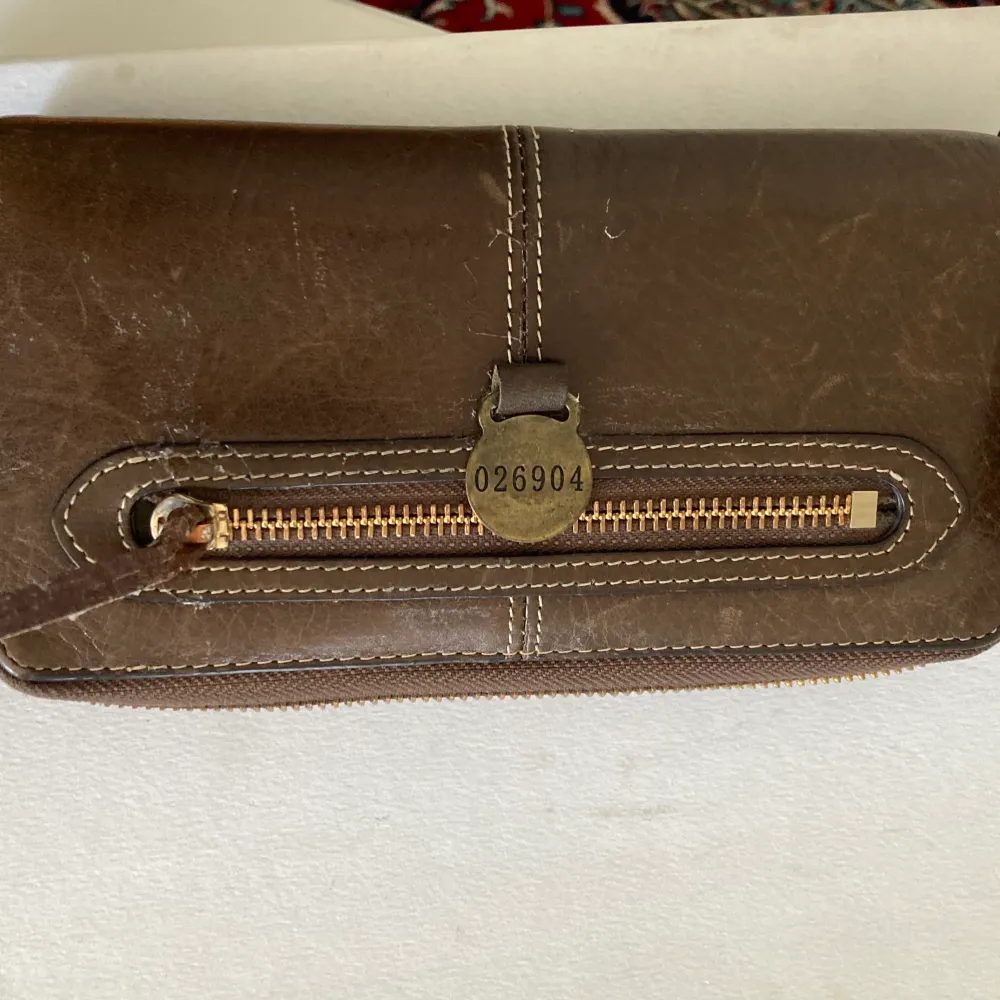 Mulberry plånbok med många praktiska korthållare och fack med dragkedja. . Laukut & Käsilaukut.