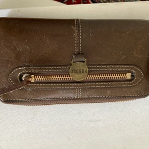 Mulberry plånbok i brun läder  - Mulberry plånbok med många praktiska  korthållare och fack med dragkedja. 