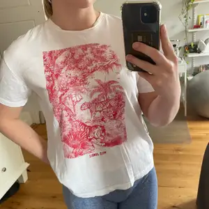 Oversized t-shirt från Bershka med coolt rött tryck på där framme😊  Pris kan diskuteras vid snabb affär, frakt betalas av köparen.  Skriv gärna om ni har frågor eller vill ha fler bilder!💕