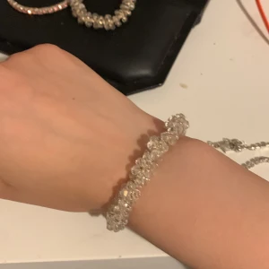 Armband - Säljer detta jättefina armband som även fungerar som hårsnodd!🙌 (Fraktar i ett vanlig kuvär, då ligger frakten på 14kr. Det fanns ej som alternativ) Kolla gärna på mina andra smycken!