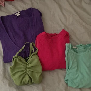 Toppar - Olika toppar i storlekarna xs-m men alla passar en S skulle jag säga💖 pris varierar mellan 10-40 💖 skriv om ni är intresserade eller vill ha fler bilder 