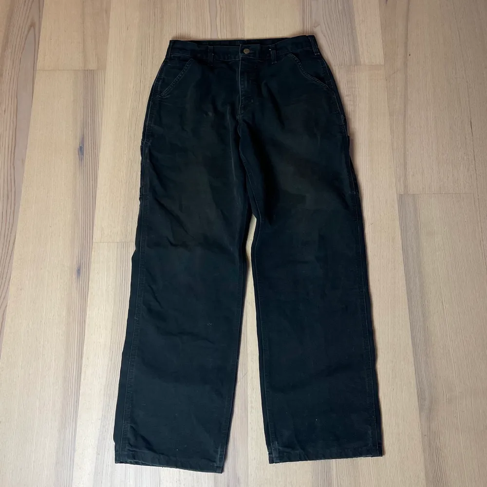 Superfina carhartt jeans i storlek 32x32, har en liten skråma på höger ben (syns på bilden).✨. Jeans & Byxor.