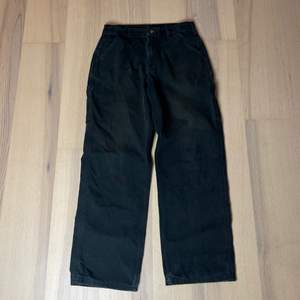 Superfina carhartt jeans i storlek 32x32, har en liten skråma på höger ben (syns på bilden).✨