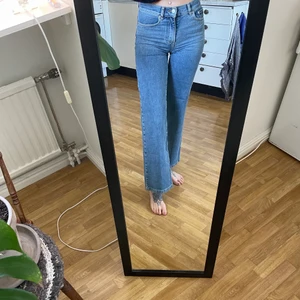 Jeans Wera st 34 - Endast använt fåtal gånger, säljer pga av för små. Är 1,75 lång