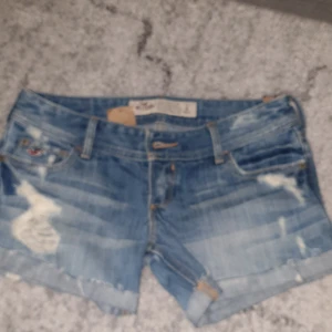 Jeans Shorts - Ett par lågmidjade jeans shorts, helt oanvända från Hollister. Shortens har vissa hål på sig (det ska vara så) även så finns det fickor på shortsen. Söker seriösa kunder, budgivning startas om det är många som budar, så länge buda i kommentarerna. Hoppas du blir intresserad!❣⚠️OBS BYXORNA ÄR LITE SMÅ FÖR MIG MED STORLEK S.⚠️