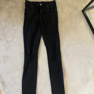 Jeans  - Svarta dr denim jeans med hål på knäna.  Väldigt stretchiga 