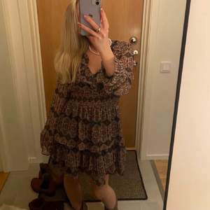 Jättefin trendig zara klänning storlek xs, lånad bild💗💗 köp direkt för 300kr