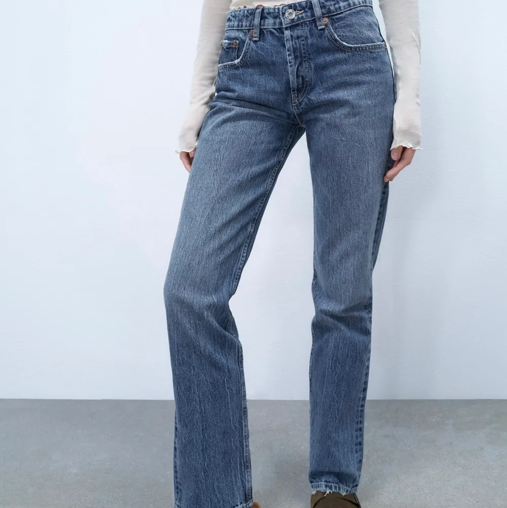 Säljer dessa jätte fina eftertraktade mid rise jeansen. Säljer tyvär dessa jeans då de är för stora på mig. De är i väldigt bra skick och bara använda 3-5 gånger. Köptes för 359 sek. Jag är ca 165cm lång och de är ganska långa i längden.💕. Jeans & Byxor.
