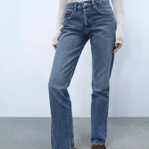 Zara midrise - Säljer dessa jätte fina eftertraktade mid rise jeansen. Säljer tyvär dessa jeans då de är för stora på mig. De är i väldigt bra skick och bara använda 3-5 gånger. Köptes för 359 sek. Jag är ca 165cm lång och de är ganska långa i längden.💕