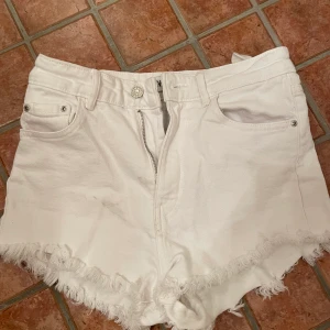 Vita jeans shorts - Säljs pga för liten i passform för mig. Flera bilder kan skickas vid intresse!