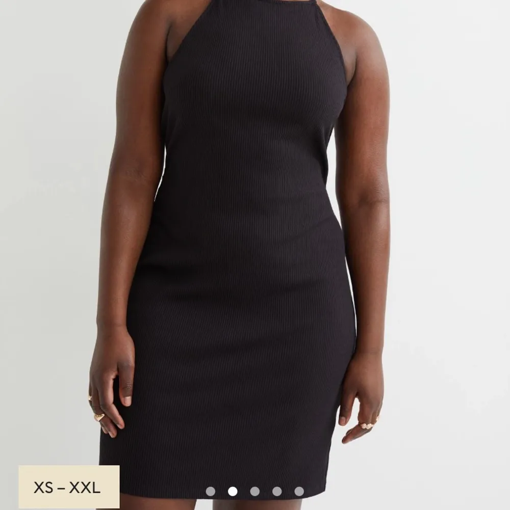 Säljer denna svarta klänningen med en supersnygg rygg som man ser på bild nr 2 fast i en annan färg. Prislappen är kvar så den är helt ny och oanvänd. 💖hur fin som helst!. Klänningar.