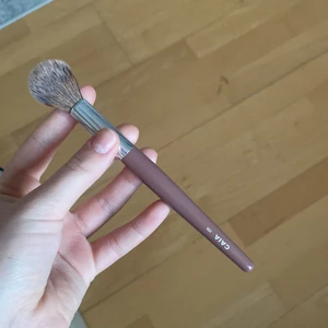 Caia sminkborste - En highligtherborste från caia med original kartong, borste F09 Originalpris:229kr Frakt: 39kr