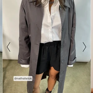 Trenchcoat - Säljer min helt oanvända trenchcoat från NAKD då den är i fel storlek för mig. Helt slutsåld på hemsidan och orginalpriset är 1099kr! Budgivning om flera är intresserade. Köparen står för frakten. 💕