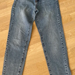 Jeans - Jeans från Gina Tricot i storlek 34. Anväbda fåtal ggr. Hänger bara och tar upp en massa plats i garderoben så passa på 💜🍭💜🍭