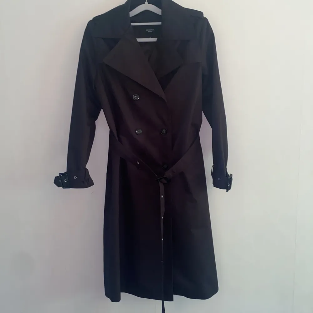 Nyskick - använd endast 1 gång. Köpt på Design Only Nordstan för 2 år sedan för nypris 1 600 kr. Det är en lång trench coat och slutar lite nedanför knäna på en kvinna på 1,70 cm. 🌸. Jackor.