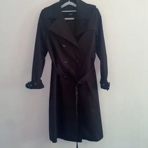 ROCKANDBLUE SWEDEN, Trench coat, stl 38 - Nyskick - använd endast 1 gång. Köpt på Design Only Nordstan för 2 år sedan för nypris 1 600 kr. Det är en lång trench coat och slutar lite nedanför knäna på en kvinna på 1,70 cm. 🌸