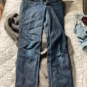 Lågmidjade jeans  - Superfina lågmidjade jeans från Lee. Står ej storlek men skulle gissa 34
