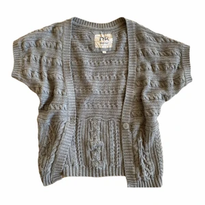 Grå Stickad väst🤎 - Funkar bra för någon med storlek XS-S. (Har själv S)🤎. Sparsamt använd. Jättefin verkligen! Västen har en knapp man kan stänga den med. Köparen står för frakt på 51 kr! Möts även upp i Stockholm