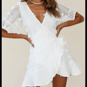 Vit klänning - Tänkte kolla intresset på denna fina vita klänning som passar perfekt till studenten, helt ny och går ej att returnera!