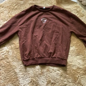 Tröja  - 💫En brun tröja med parljetter formade som en svamp! Den har används en gång,💫