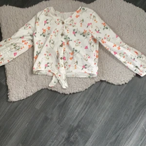 Blus - 💫Somrig blus med blommor!💫 Aldrig använd och vi tror att den är i storkelen 152!