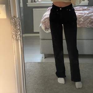 Svarta jeans med slits från ginatricot i strl 34. Använda några gånger och bra skick💓