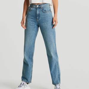 Highwaist jeans utan stretch med en rak, 90-talsinspirerad passform. Jeansen är blåa och har en superhög midja. De är gjorda av denim och har byxben med en fullängd och fickor fram och bak. Helt oanvända men drog tyvärr bort lappen. Säljer dessa även i färgen lt blue.