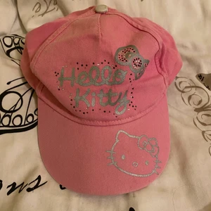 hello kitty keps, sanrio - Sliten som fan tro mig men dee para knas å hello kitty verkar va lite populärt   *TRYCK INTE PÅ ”Buy” KNAPPEN* Har ingen bankid kopplad så kan ej få din betalning! 
