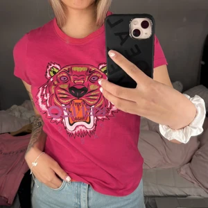 Kenzo t-shirt - Rosa kenzo t-shirt i storleken Xs säljs pga inte riktigt min stil längre.