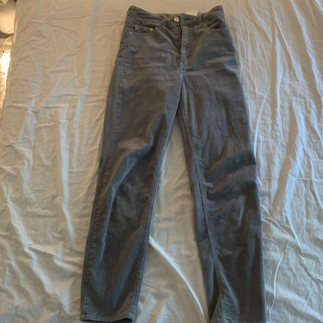 Jättefina grå byxor i lent material