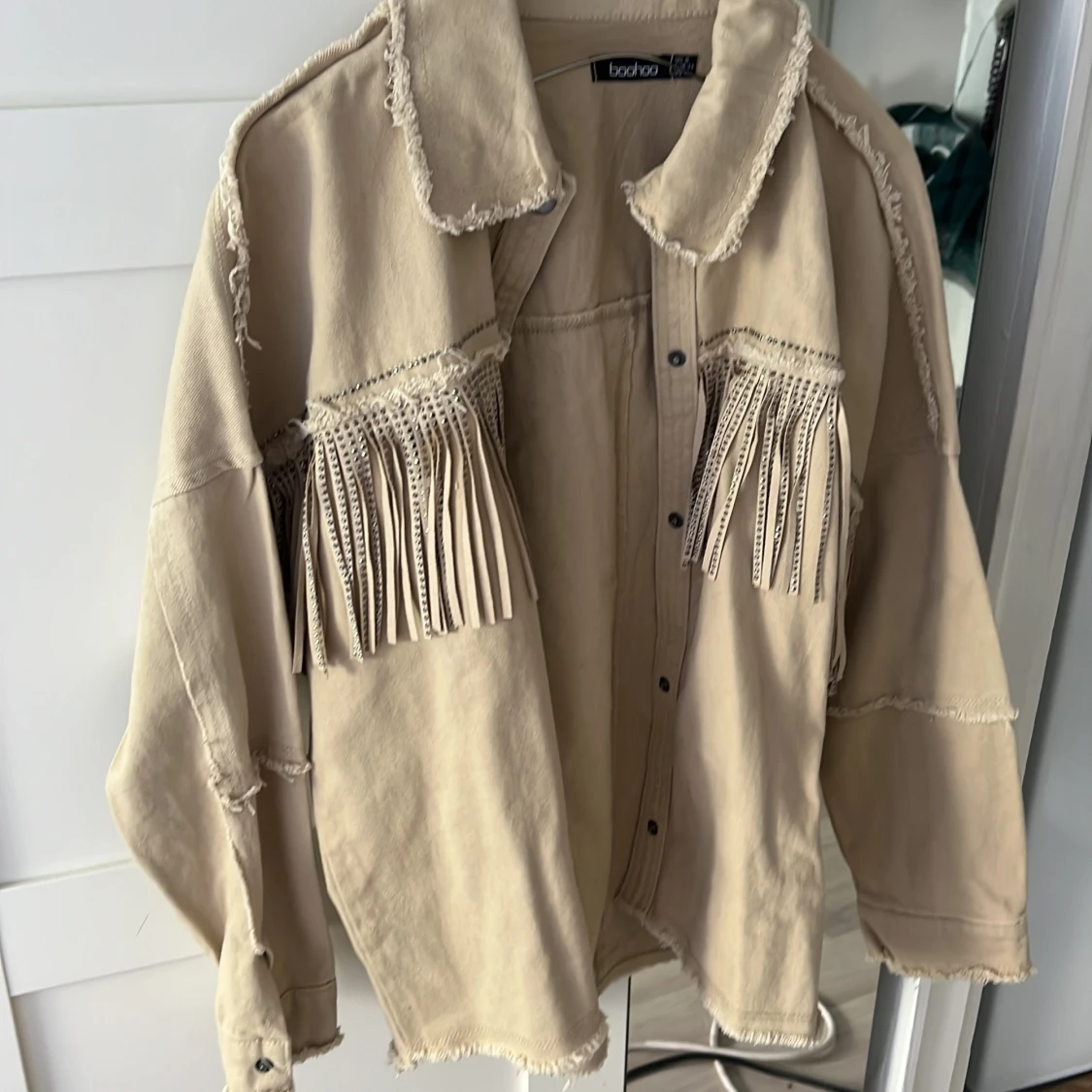 jacka med fransar/stenar