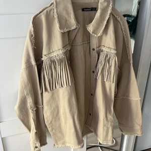 jacka med fransar/stenar - en tunnare jacka/over shirt, med fransar och små stenar