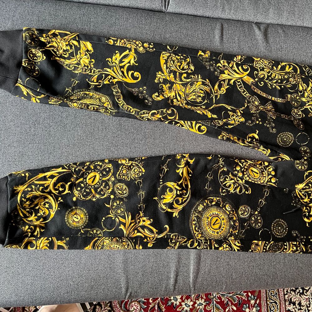 #Versace #jeans #couture #byxor #ny #äkta Säljer en helt ny Versace byxor/träningsbyxor. Kostar 2900kr ny och önskar 2000 för den. Priset kan diskuteras vid snabb och smidig affär! Kan mötas och skickas med spårning. #träningsbyxor Storlek 36/s. Jeans & Byxor.