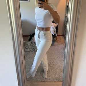 Beigea jeans  - Säljer dessa vita/beigea jeansen från bikbok. Andhämtning några gånger men ändå inte ett bra skick utan difekter. 