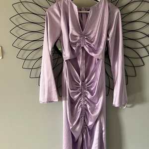 Klänning  - Fin satinklänning med med öppen mage. Storlek 38 