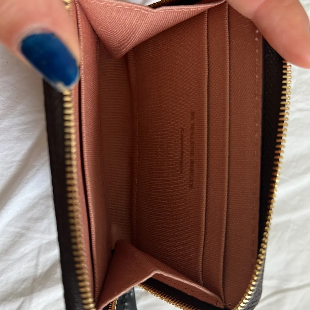 Aldrig använd plånbok från By Malene Birger i ny skick 😍säljer pågrund av att den inte har kommit till användning då jag har andra plånböcker❤️Ny pris: ca 800kr. Mitt pris: 450kr ink frakt 📦. Väskor.