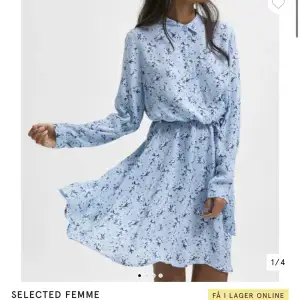 Jätte fin blå blommig klänning från Selected Femme! Aldrig använd, strl 36🌸 Frakt tillkommer!