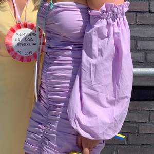 Supersöt lila klänning från Gina tricot. Använd en gång så typ som ny, storlek 36.  