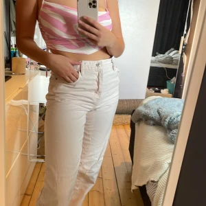 Ljusrosa jeans från ZARA - Ljusrosa jeans inköpta förra sommaren, storlek 36 och raka i modellen. Jag är 167lång. 