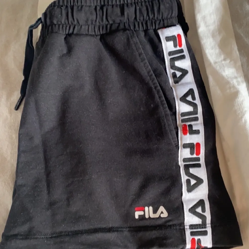 Jättesköna mjuka shorts från fila!💕 Storlek XS men passar nog även S. Köparen står för frakt!. Shorts.