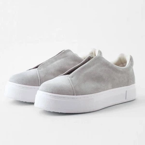 Eytys - Gråa eytys i stlk 37, men är stora i storleken och skulle lätt kunna passa 38 eller 38,5. Skriv för egna bilder, nästan inga defekter, ser nya ut förutom en liten fläck på höger sko men den går säkert bort om man försöker! 